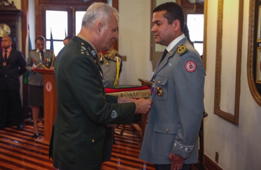 Comandante do Corpo de Bombeiros recebe medalha do Exército por atuação na catástrofe de Petrópolis