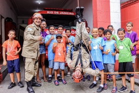 Bombeiros do Rio proporcionam experiência inesquecível a crianças no GTSAI