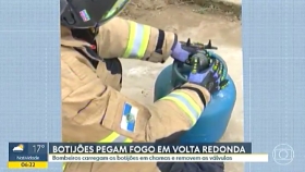 Botijões de gás pegam fogo e incendeiam casa em Volta Redonda - Rede Globo (Bom dia Rio)