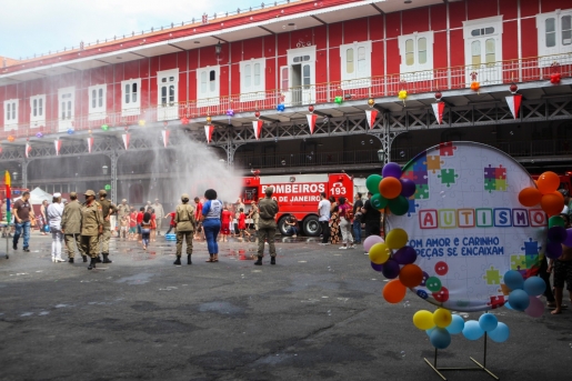 Corpo de Bombeiros do Rio realiza evento para centenas de crianças e adolescentes autistas