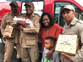 Emoção e gratidão: Reencontro de Laura com bombeiros que realizaram seu parto em Magé