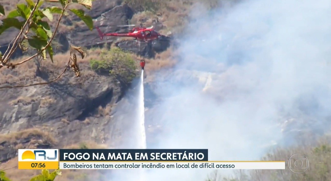Bombeiros combatem incêndio florestal em Petrópolis – TV Globo (Bom Dia Rio)