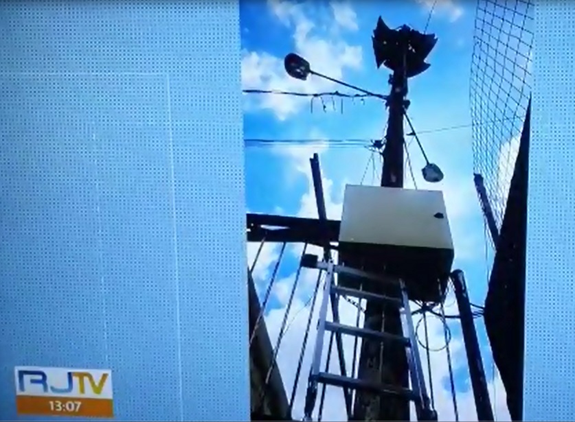 Edimilson Ávila noticiou que a Defesa Civil está usando as sirenes para enviar informações de prevenção da Covid-19 para os moradores de comunidades – TV Globo (RJTV 1)