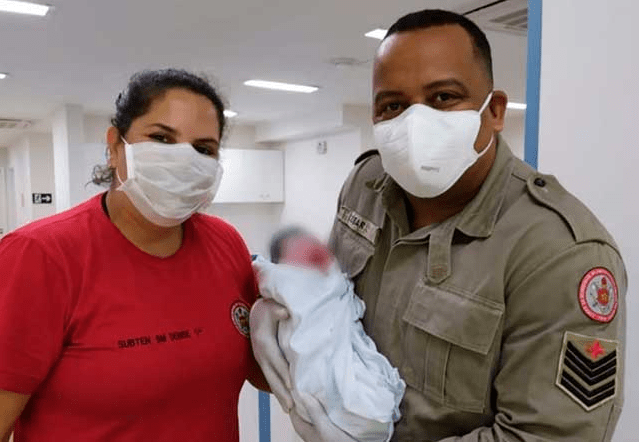 Bombeiros RJ ajudam em parto após mulher buscar ajuda, em Petrópolis – RJ Inter TV 1ª Edição
