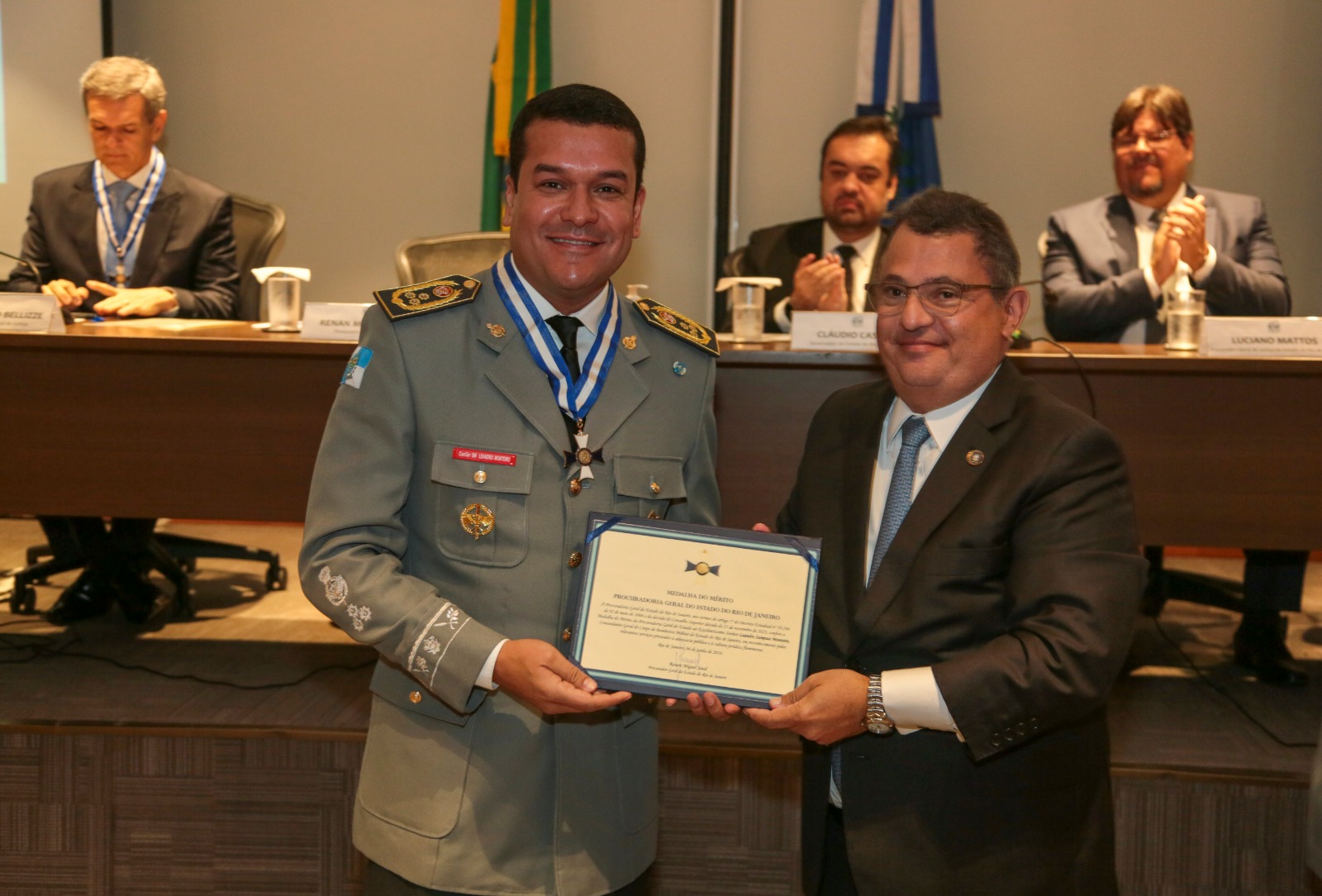 Secretário de Defesa Civil RJ e comandante-geral do CBMERJ recebe Medalha do Mérito da PGE-RJ⁣​