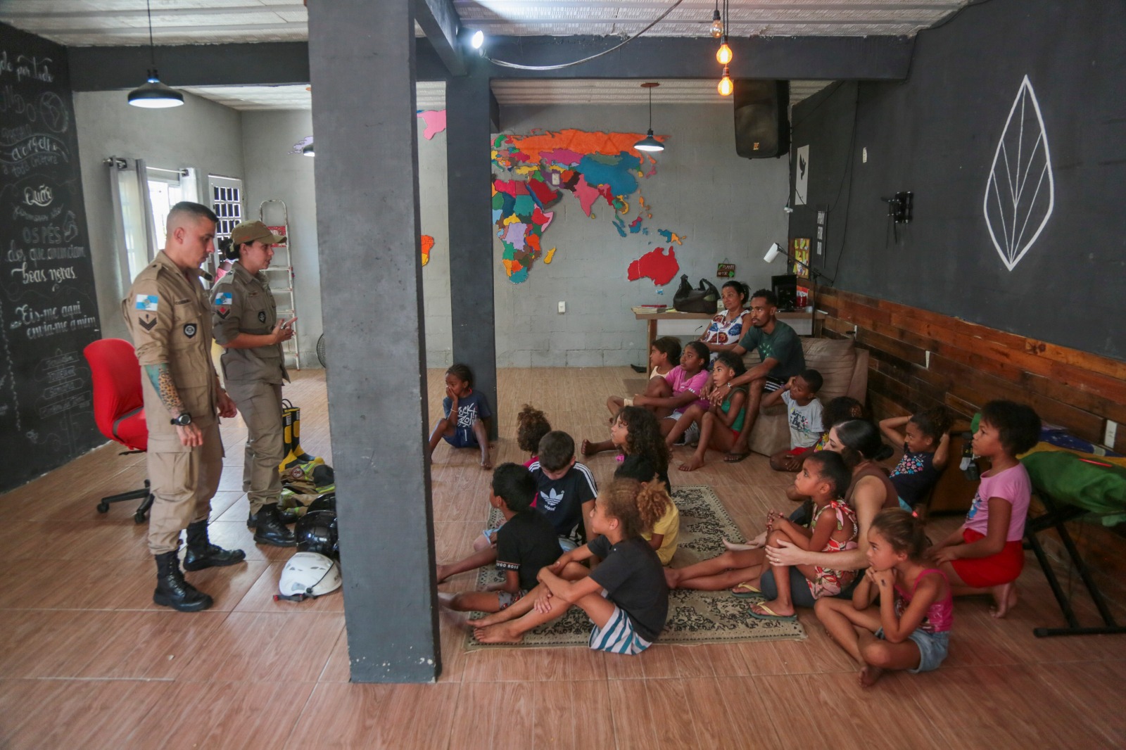Bombeiros Militares do Rio realizam atividades educativas com crianças em Duque de Caxias
