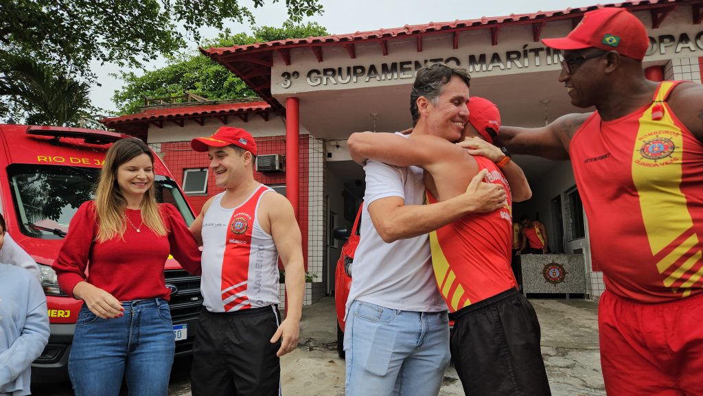 Triatleta reencontra bombeiros que o reanimaram após duas paradas cardíacas