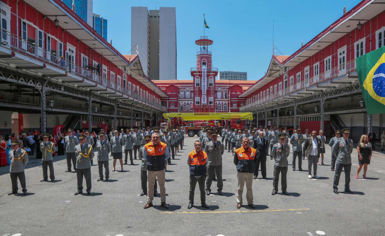 Solenidade homenageia militares e civis com a Medalha Mérito da Defesa Civil